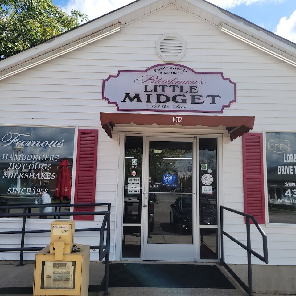 Front view of Blackmon's Little Midget on Market Street.